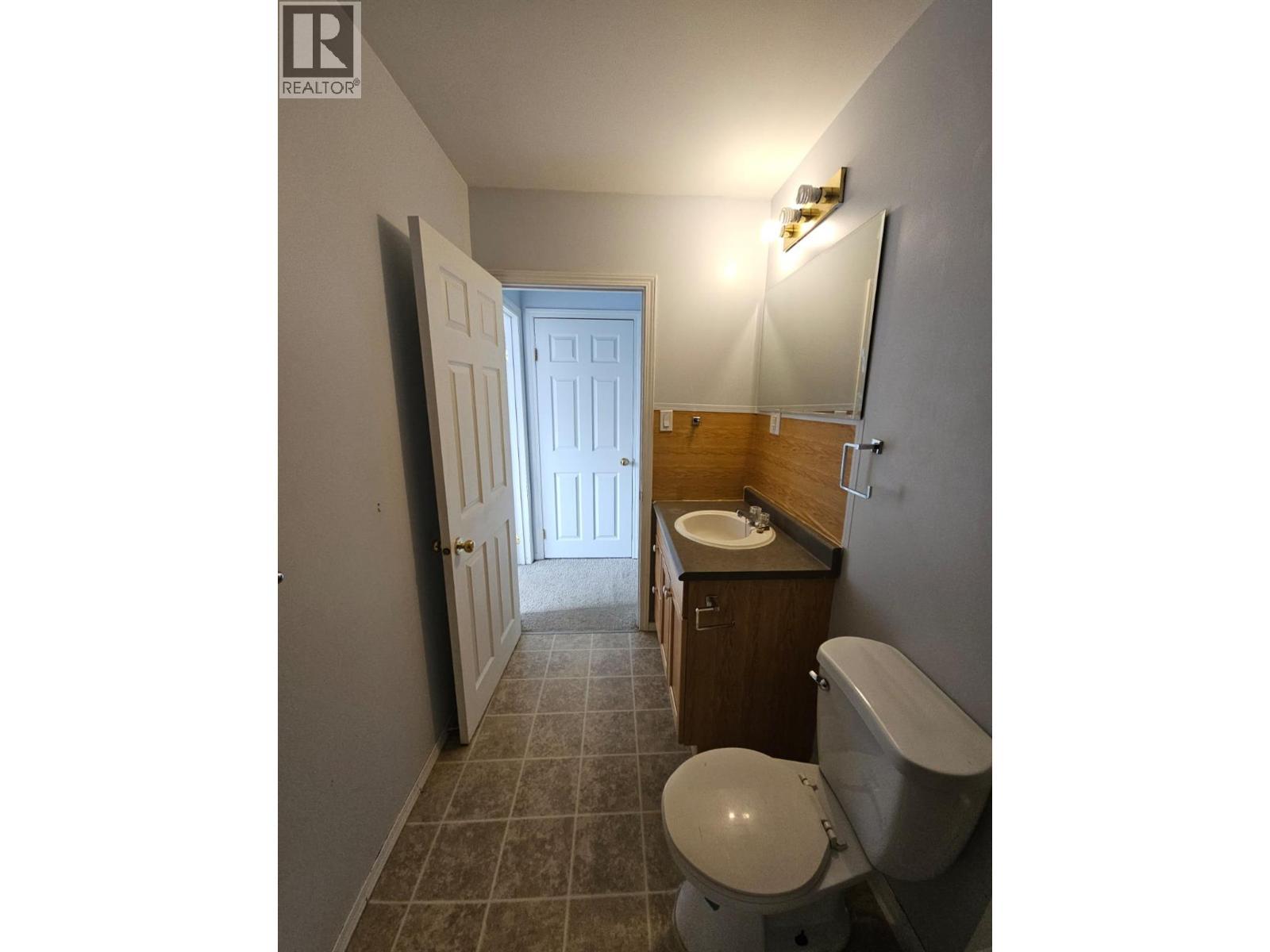 140-5100 53 Street Sw, Chetwynd, BC - Indoor Photo Showing Bathroom