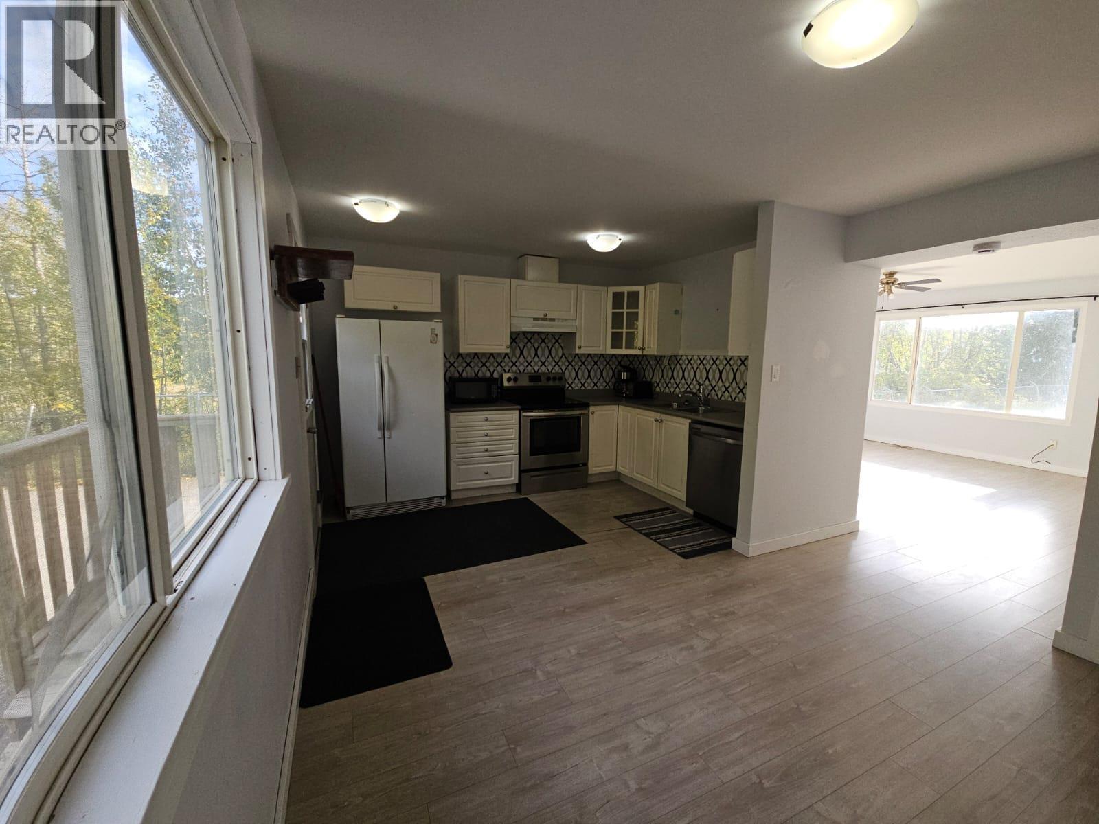 140-5100 53 Street Sw, Chetwynd, BC - Indoor Photo Showing Kitchen