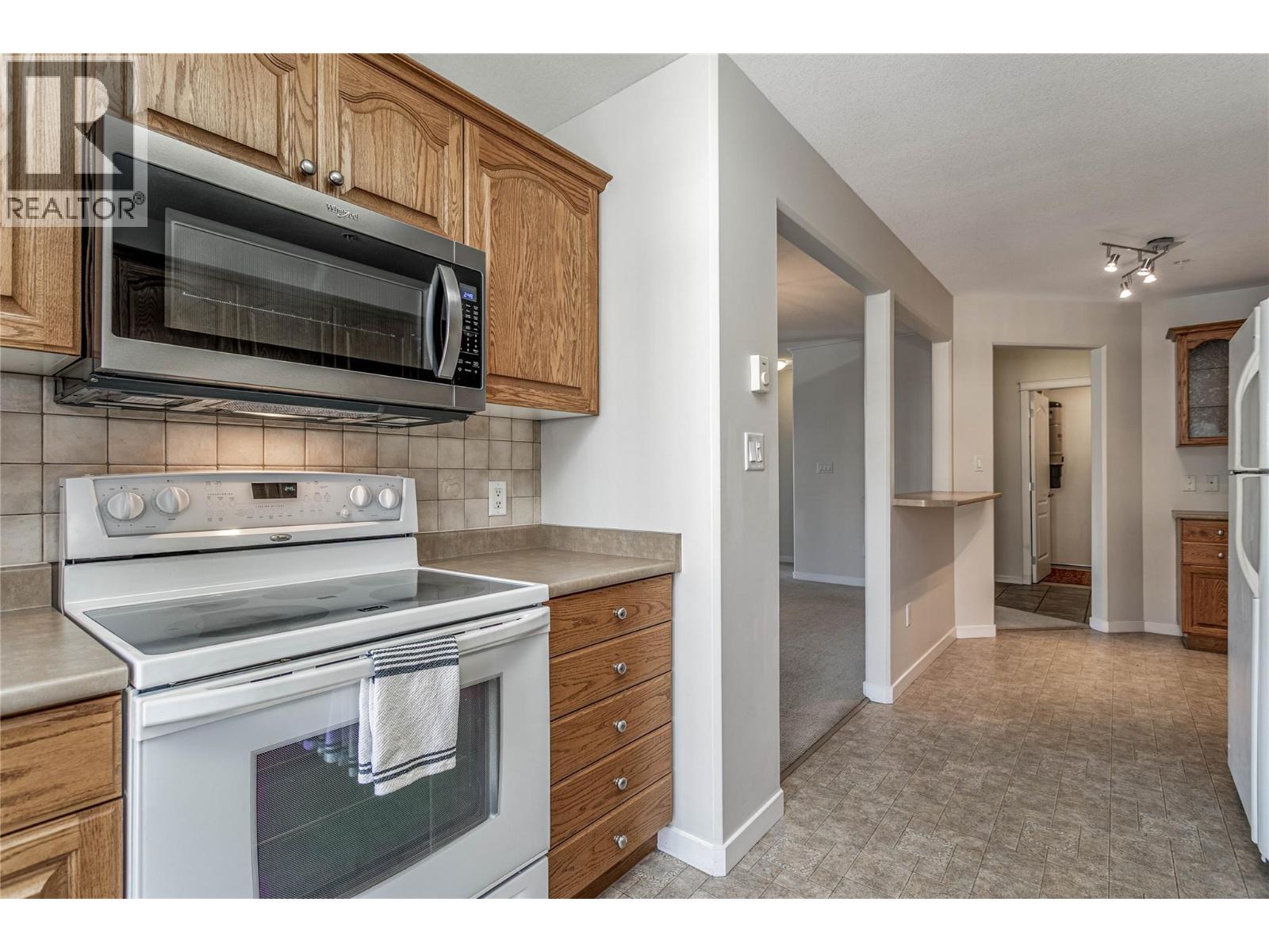 303 Whitman Road Unit# 307, Kelowna, BC - Indoor Photo Showing Kitchen