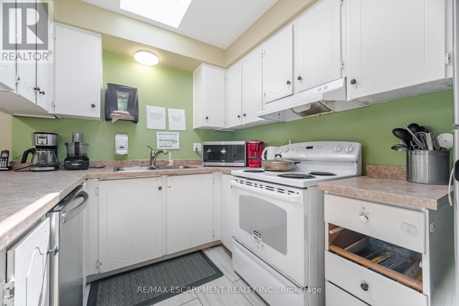 178 Athenia Drive, Hamilton, ON - Indoor Photo Showing Kitchen With Double Sink