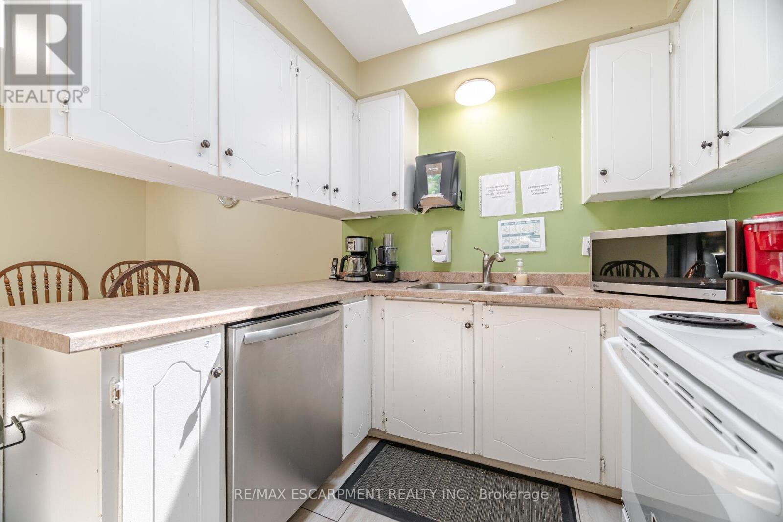 178 Athenia Drive, Hamilton, ON - Indoor Photo Showing Kitchen With Double Sink