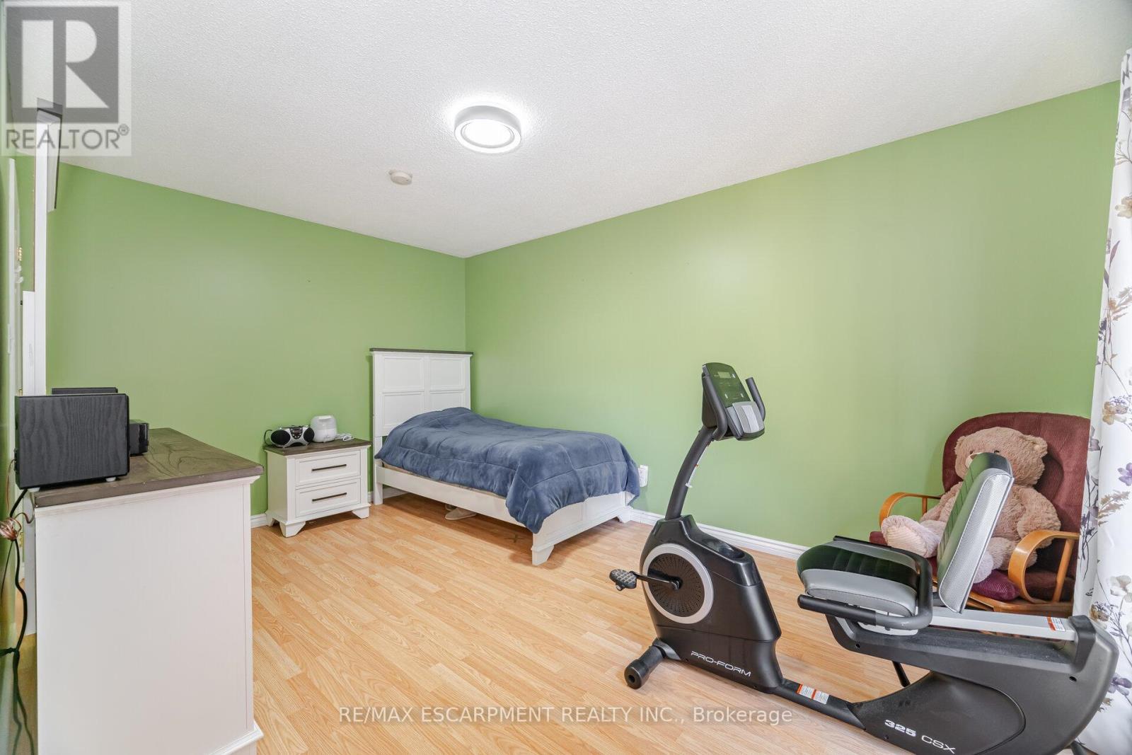 178 Athenia Drive, Hamilton, ON - Indoor Photo Showing Bedroom