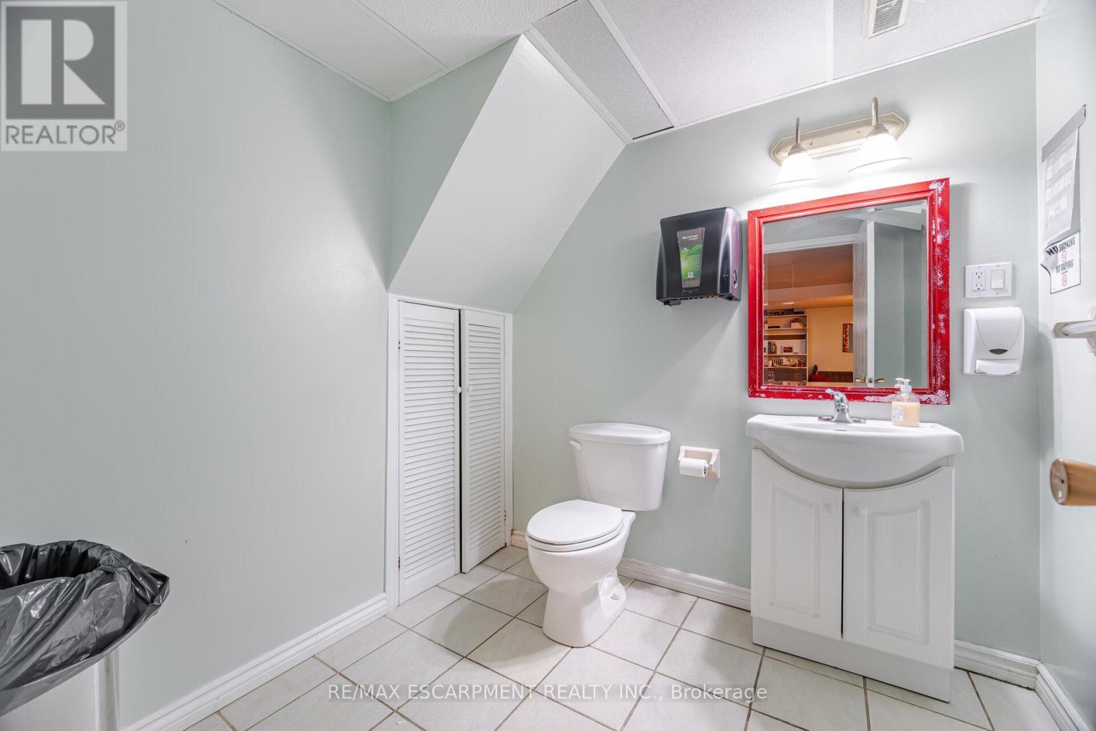 178 Athenia Drive, Hamilton, ON - Indoor Photo Showing Bathroom