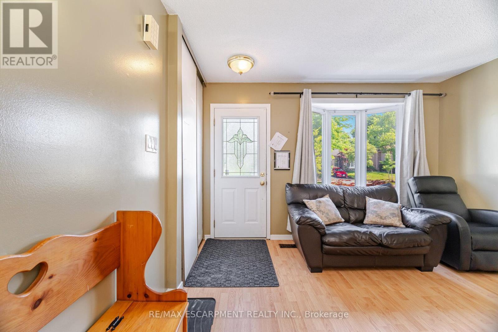 178 Athenia Drive, Hamilton, ON - Indoor Photo Showing Living Room