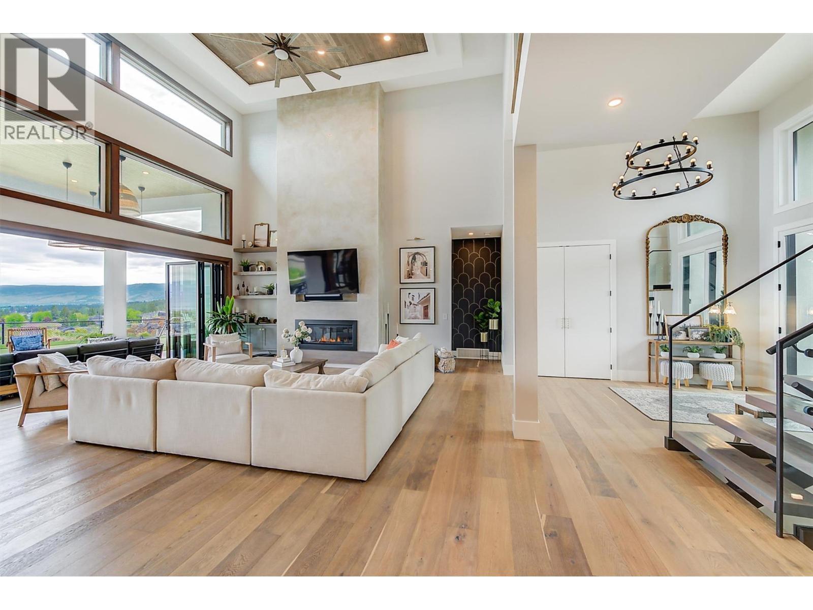 1612 Vincent Place, Kelowna, BC - Indoor With Fireplace