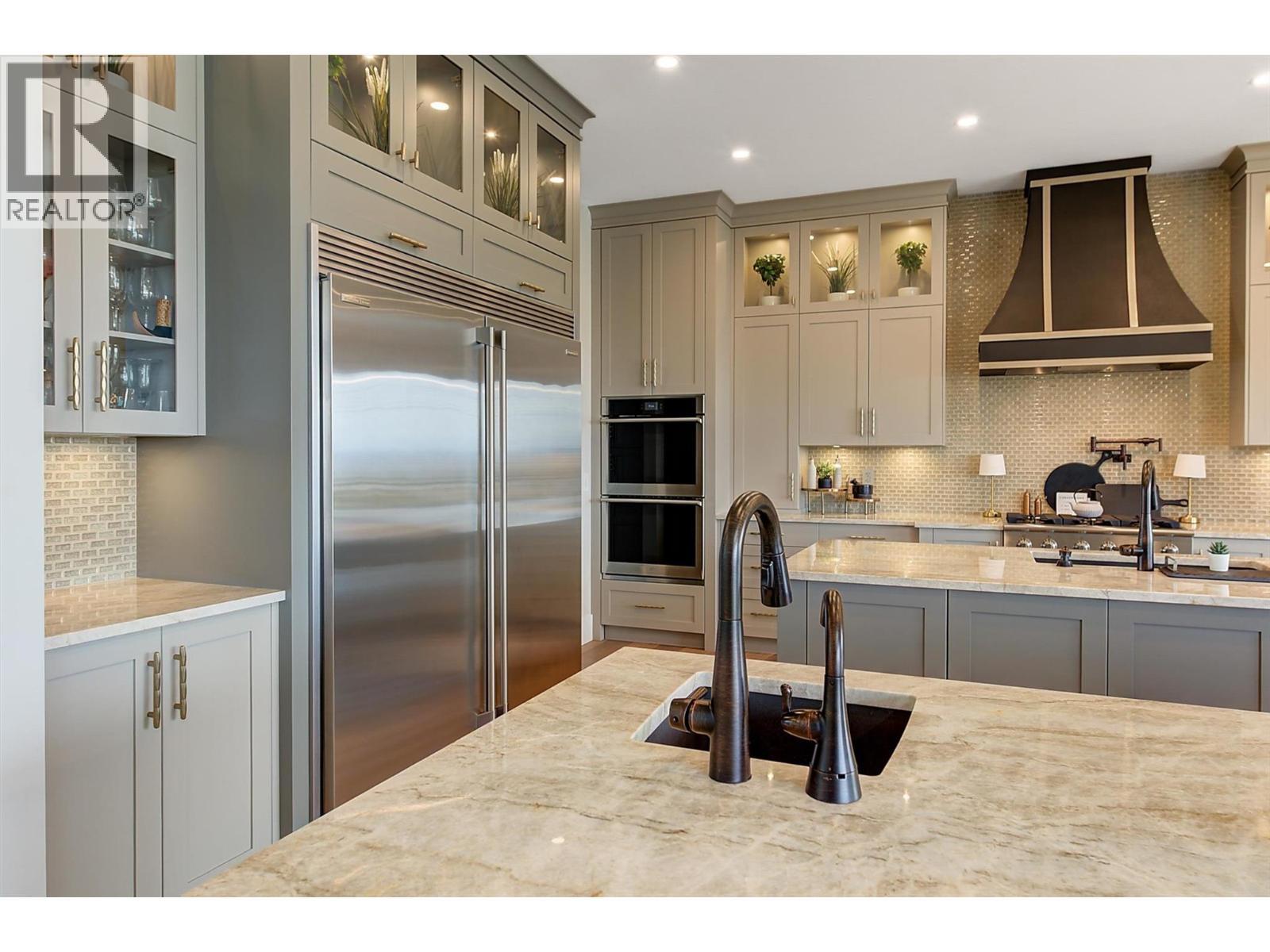 1612 Vincent Place, Kelowna, BC - Indoor Photo Showing Kitchen With Upgraded Kitchen