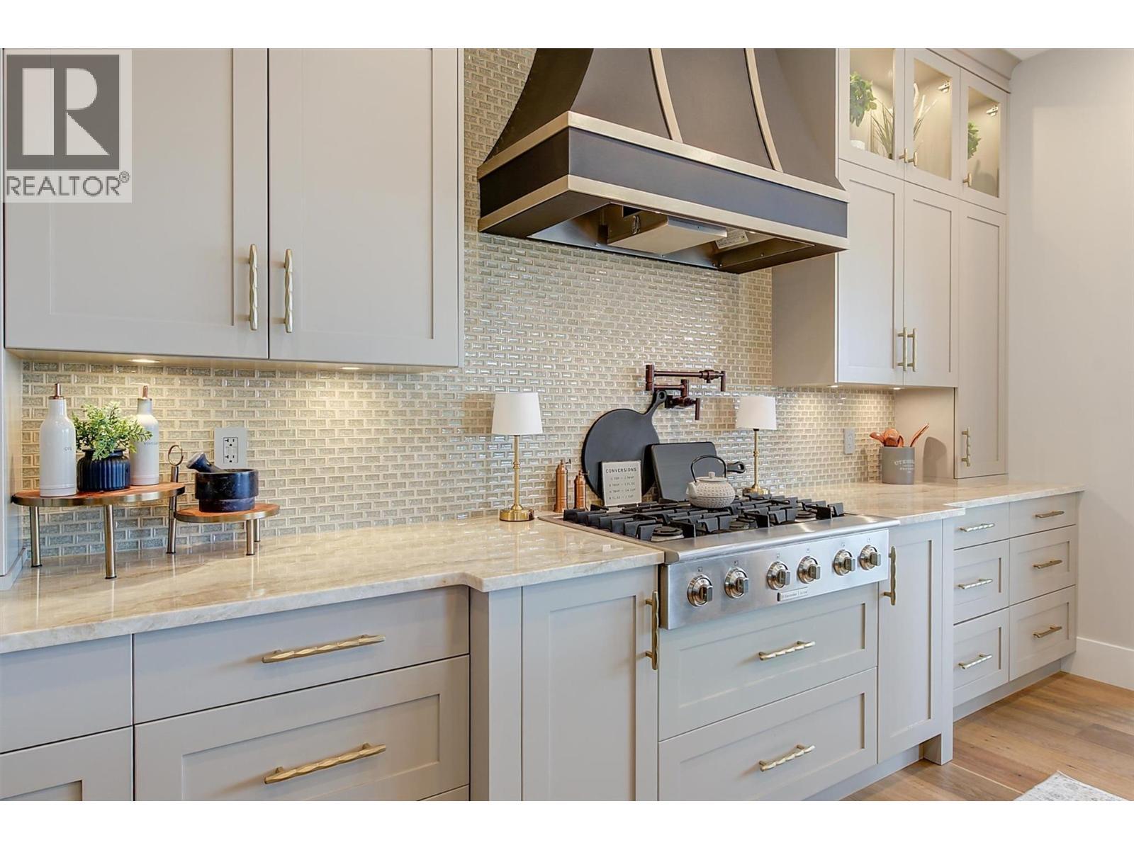 1612 Vincent Place, Kelowna, BC - Indoor Photo Showing Kitchen With Upgraded Kitchen