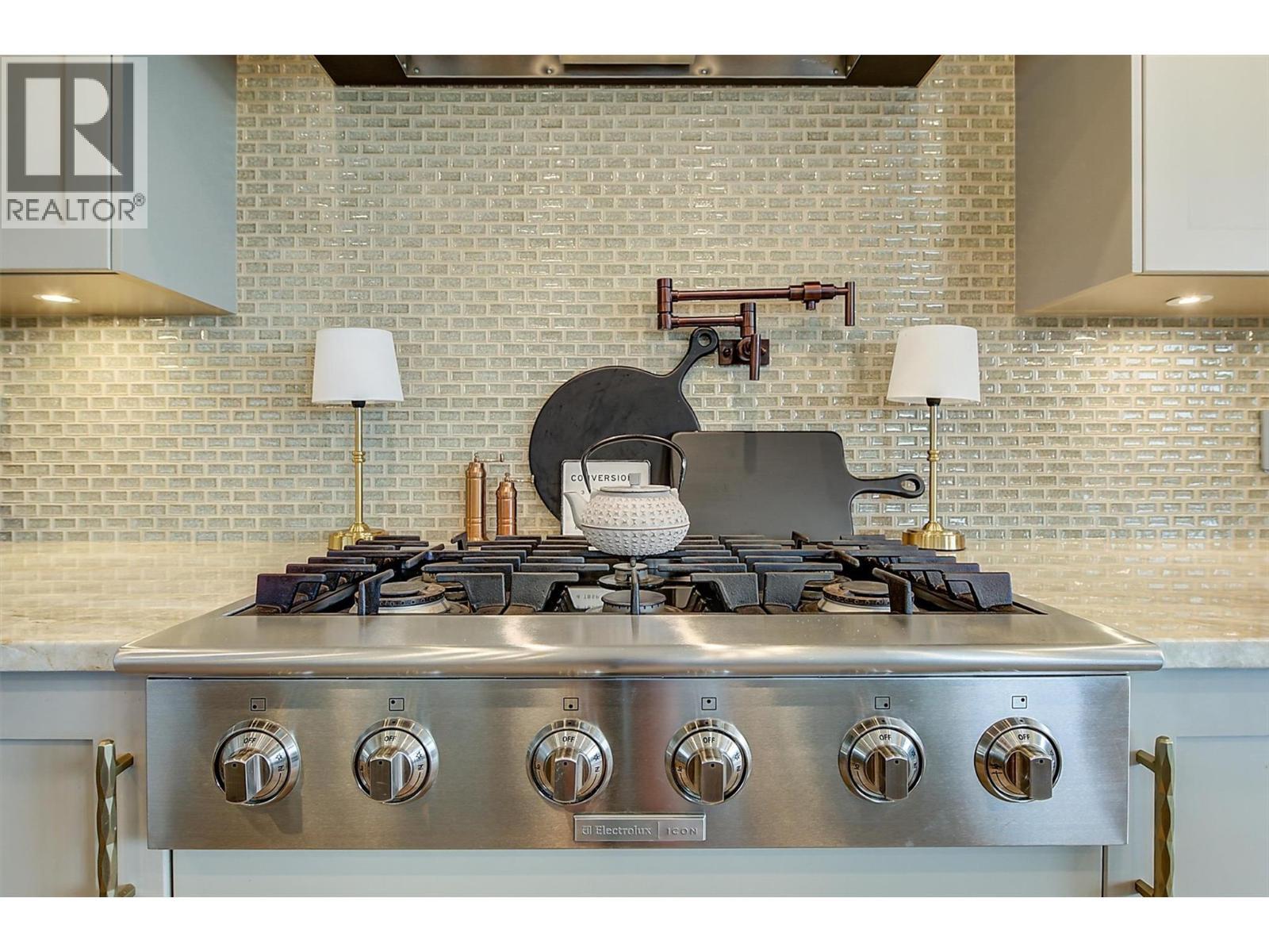 1612 Vincent Place, Kelowna, BC - Indoor Photo Showing Kitchen