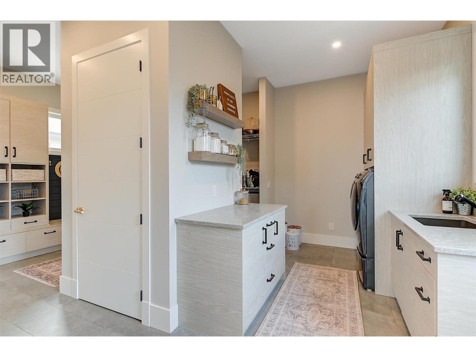 1612 Vincent Place, Kelowna, BC - Indoor Photo Showing Kitchen