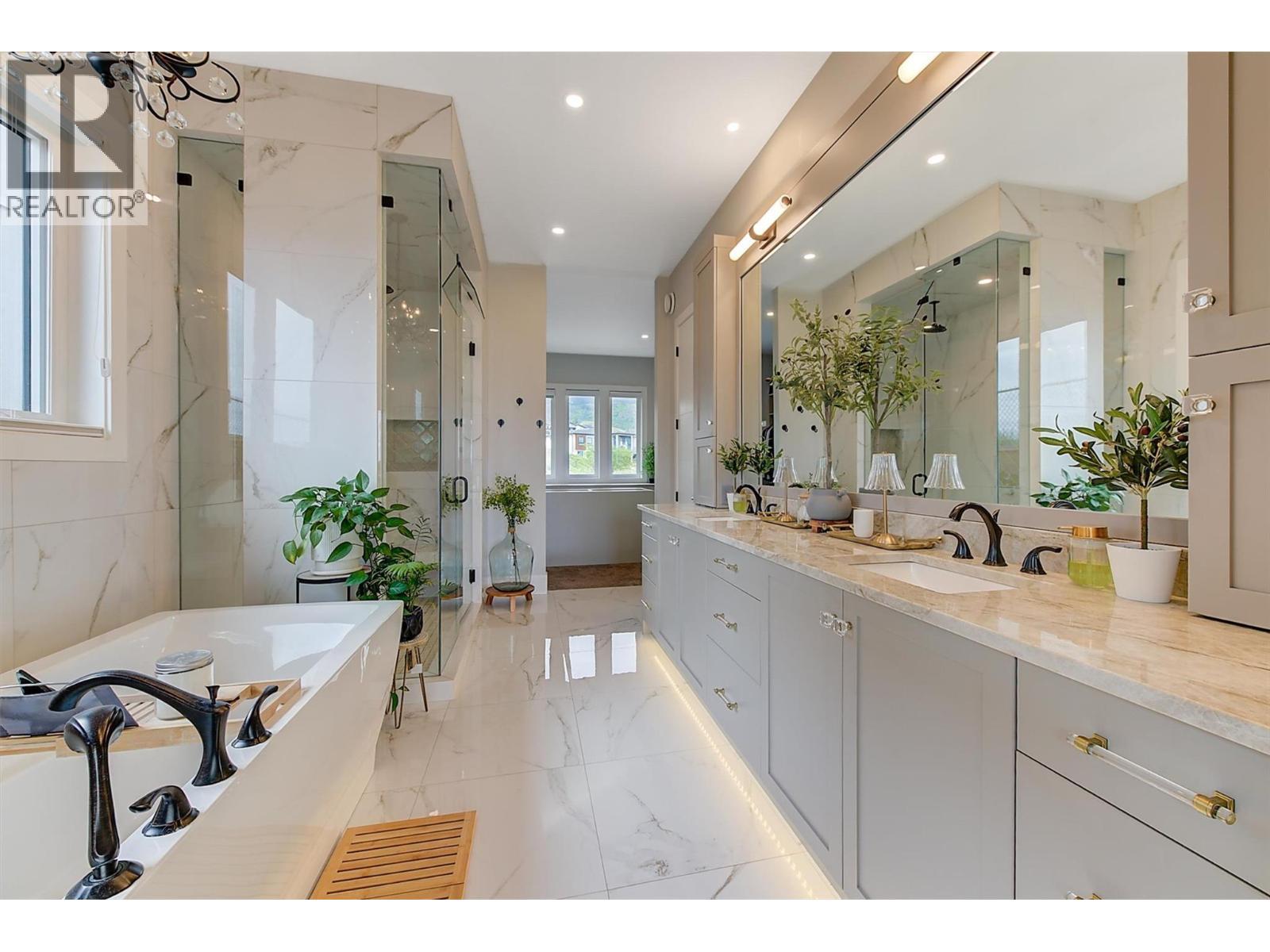 1612 Vincent Place, Kelowna, BC - Indoor Photo Showing Bathroom