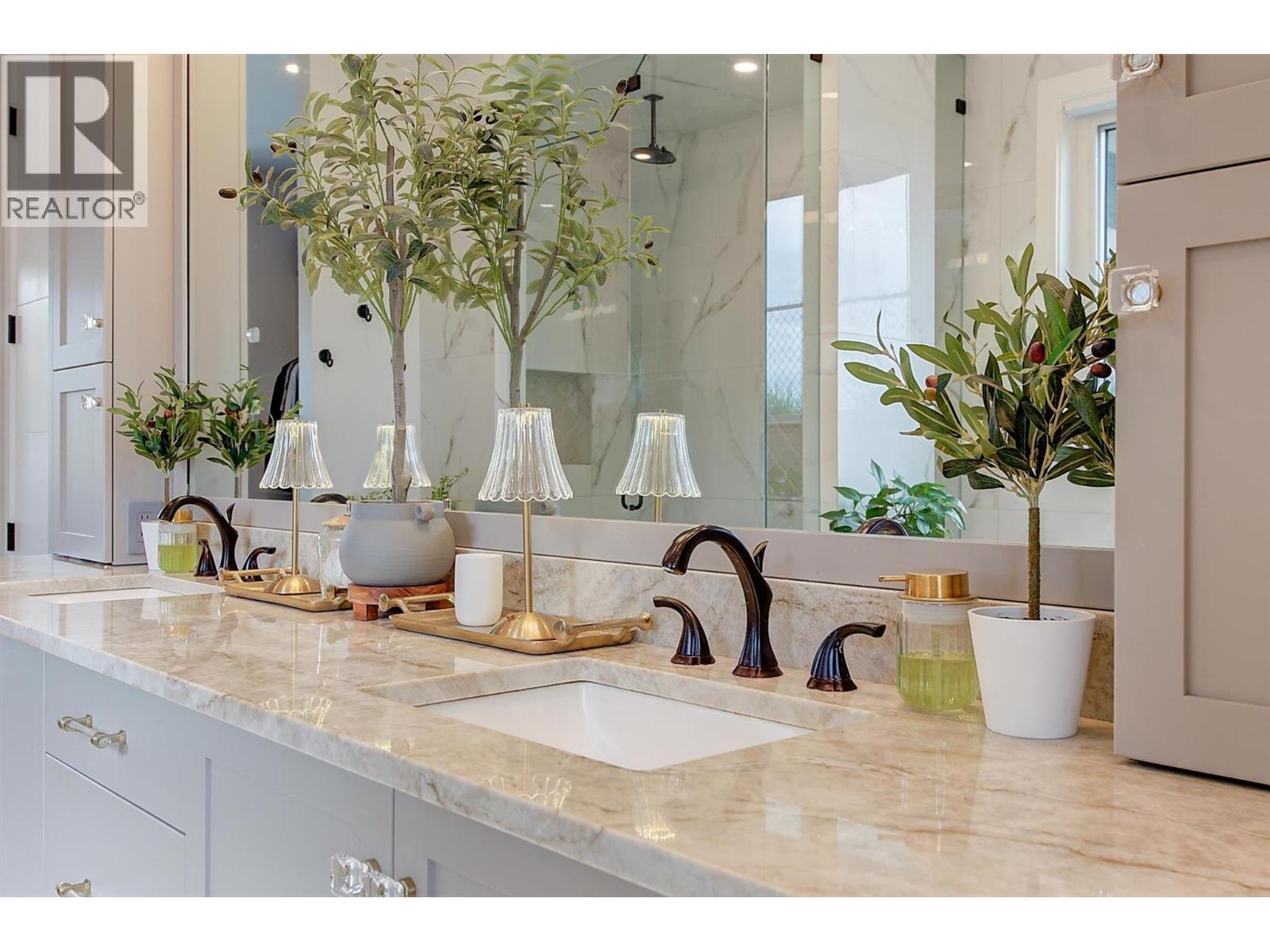 1612 Vincent Place, Kelowna, BC - Indoor Photo Showing Bathroom