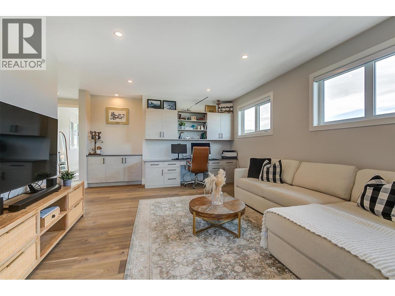 1612 Vincent Place, Kelowna, BC - Indoor Photo Showing Living Room