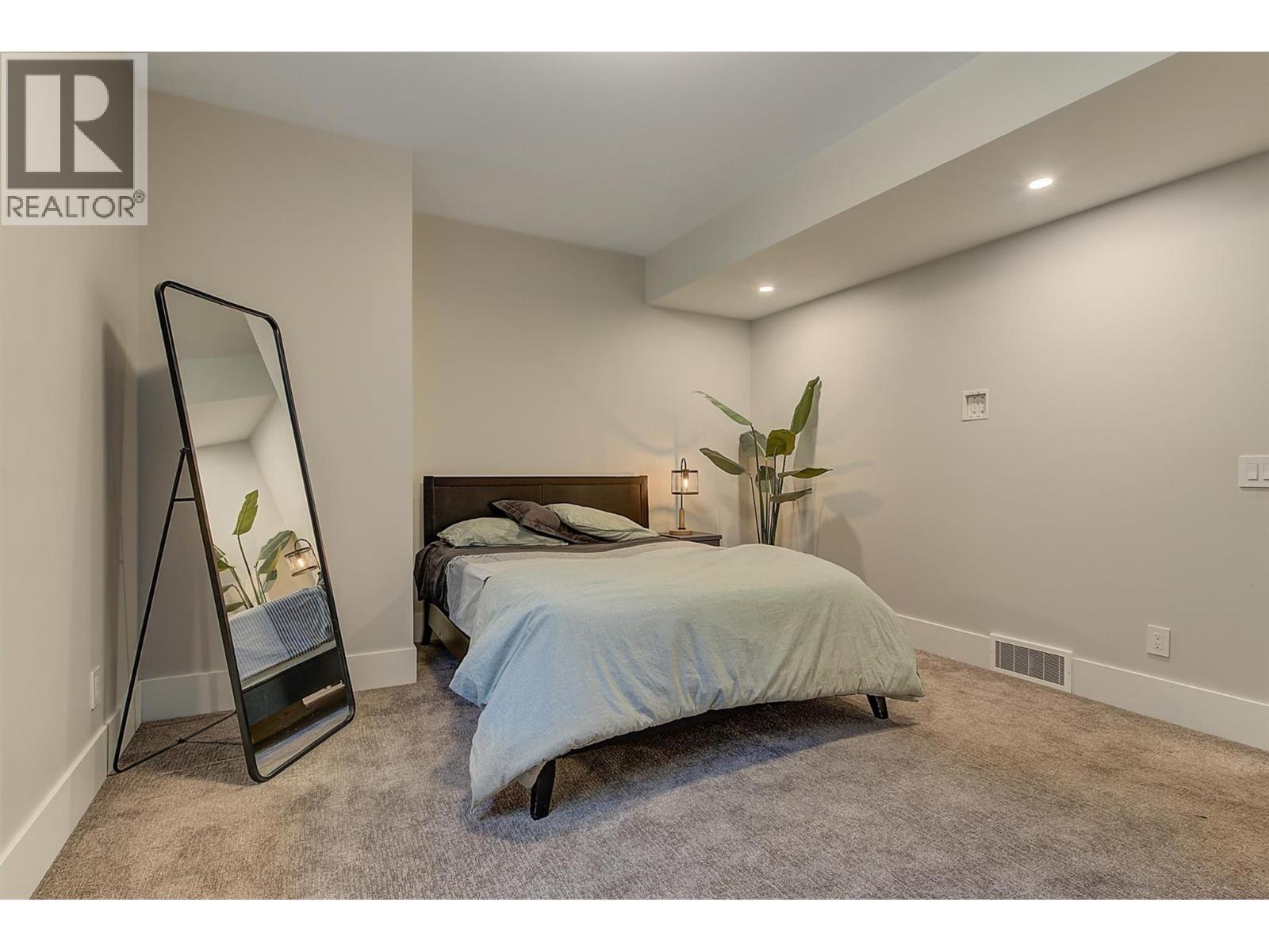 1612 Vincent Place, Kelowna, BC - Indoor Photo Showing Bedroom