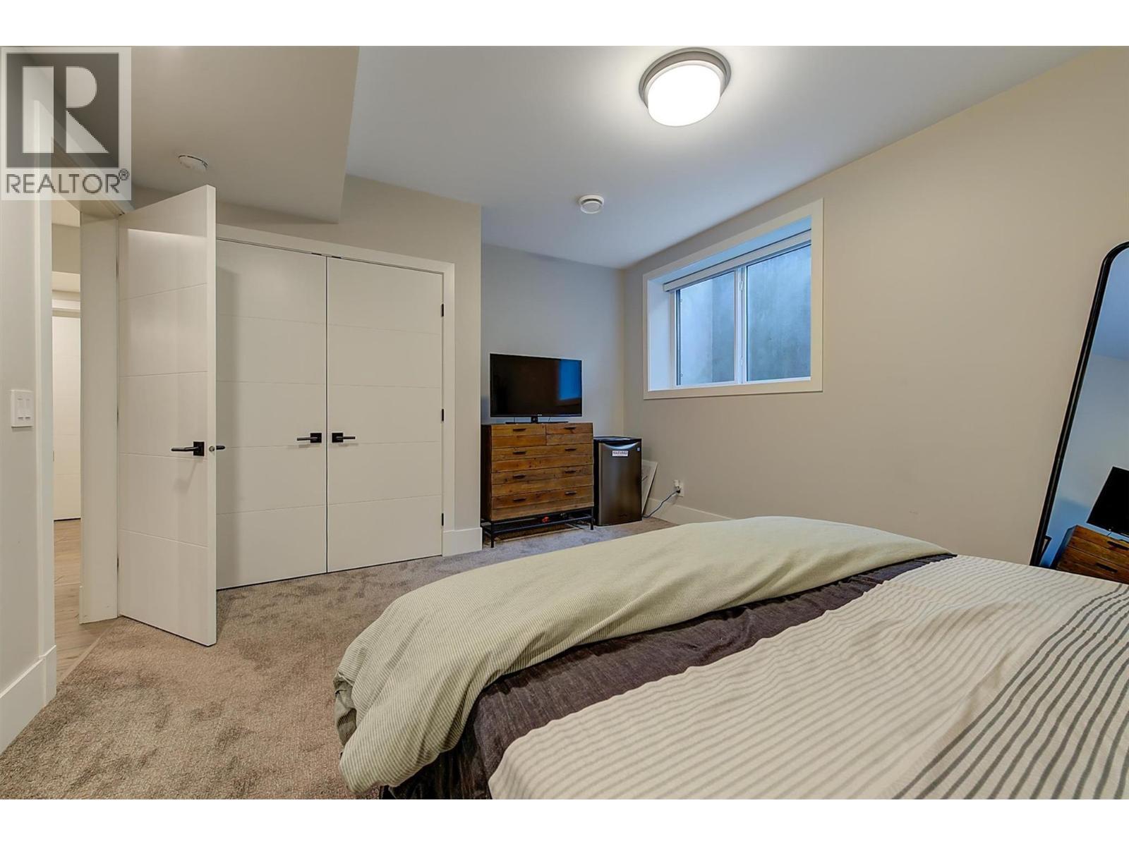 1612 Vincent Place, Kelowna, BC - Indoor Photo Showing Bedroom