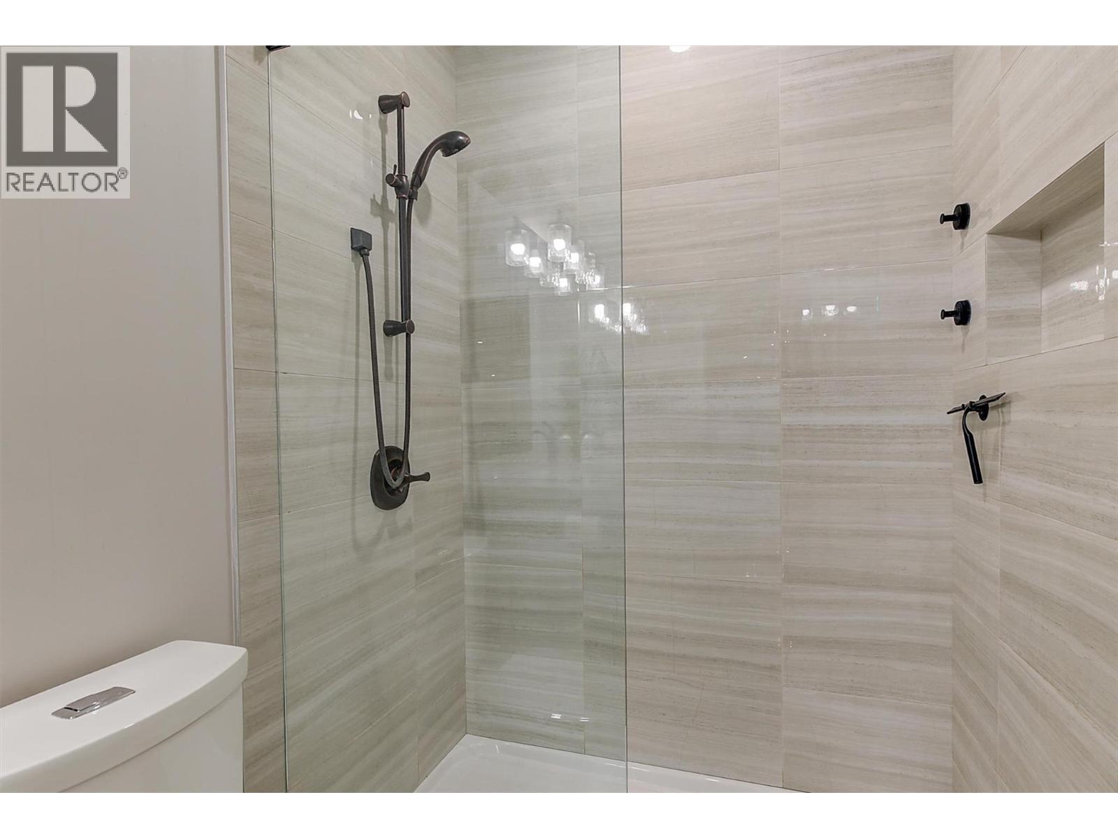 1612 Vincent Place, Kelowna, BC - Indoor Photo Showing Bathroom