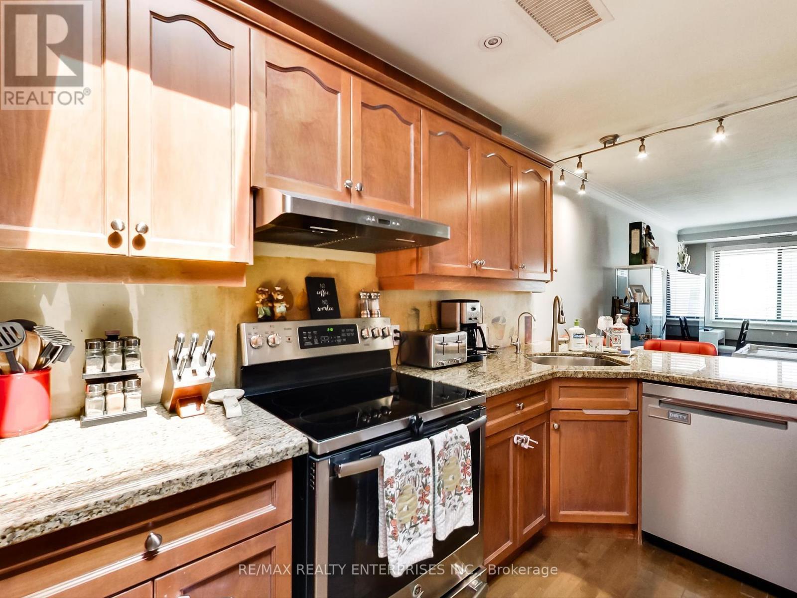 1735 Lakeshore Road W, Mississauga, ON