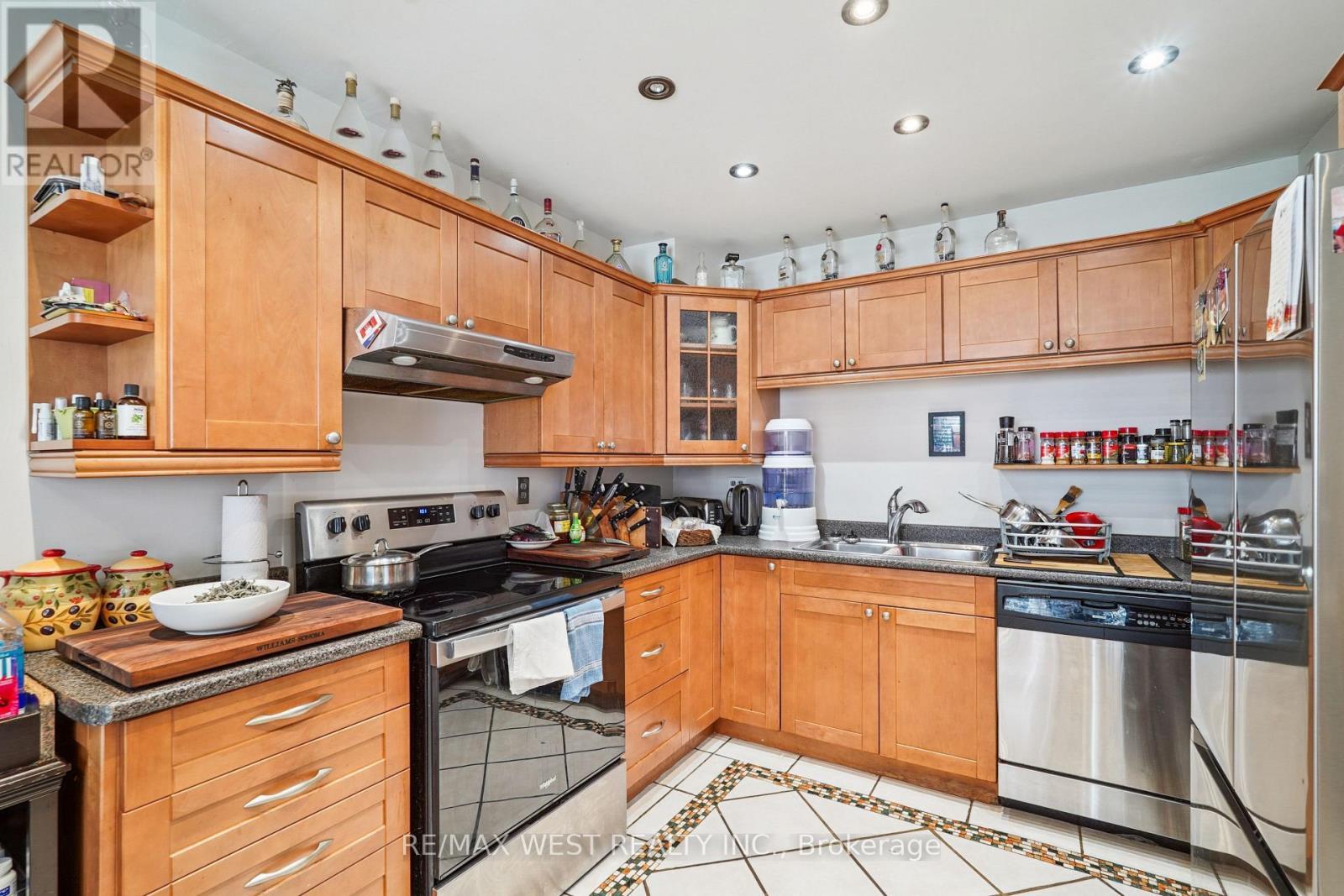 2 - 52 Old Burnhamthorpe Road, Toronto, ON - Indoor Photo Showing Kitchen With Double Sink