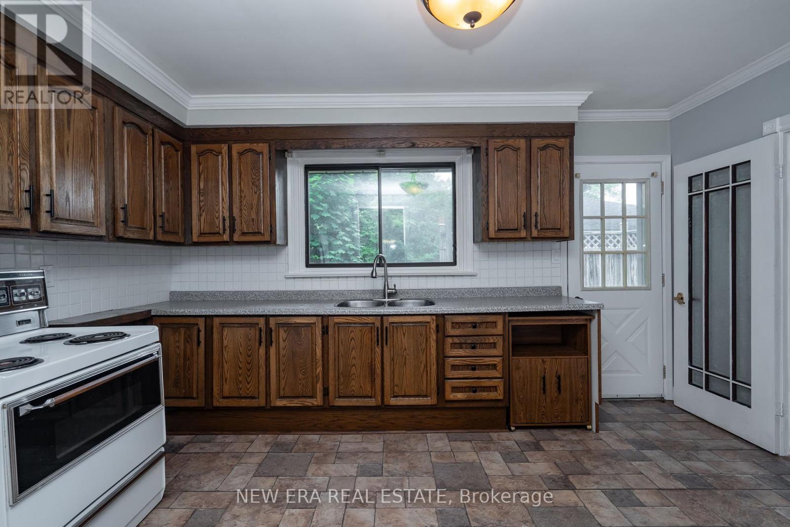 1553 Wembury Road, Mississauga, ON - Indoor Photo Showing Kitchen With Double Sink