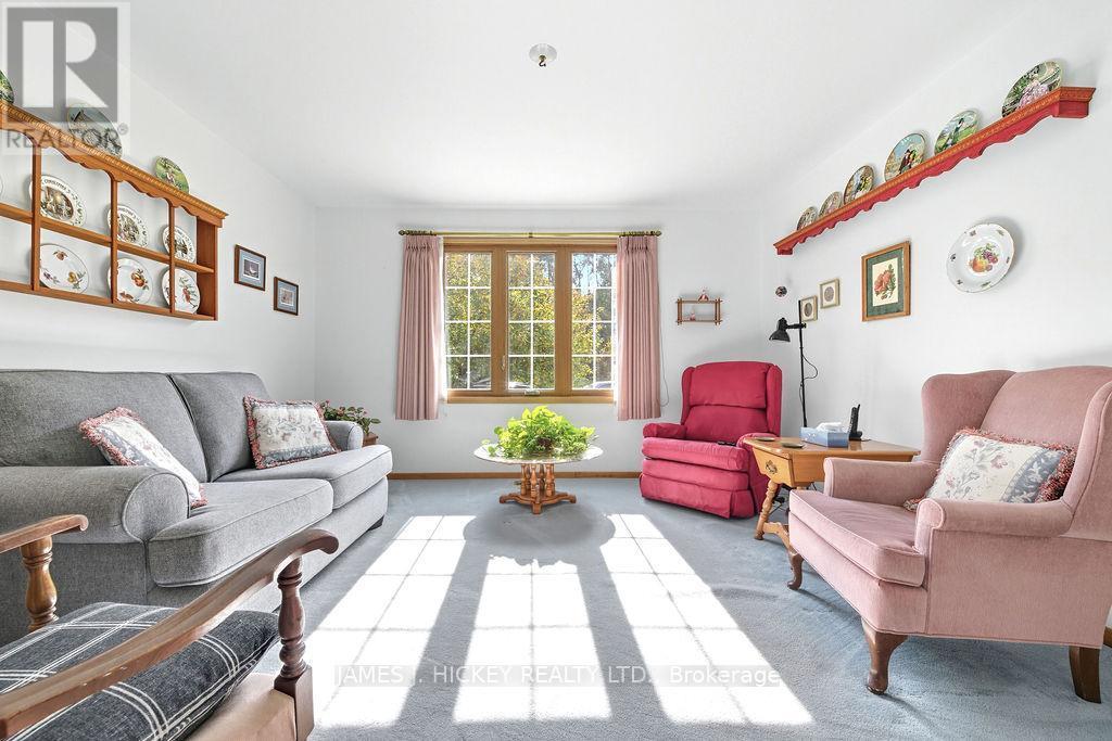 116 Frontenac Crescent, Deep River, ON - Indoor Photo Showing Living Room
