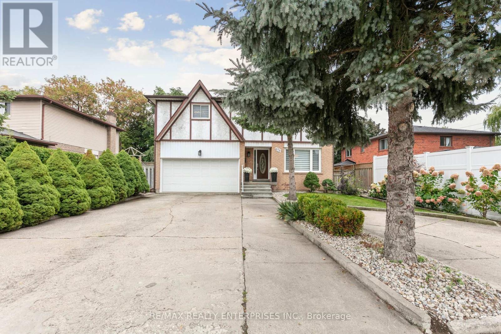 Welcome Home! Great Curb appeal with 6+ driveway - 878 South Service Road, Mississauga, ON - Outdoor