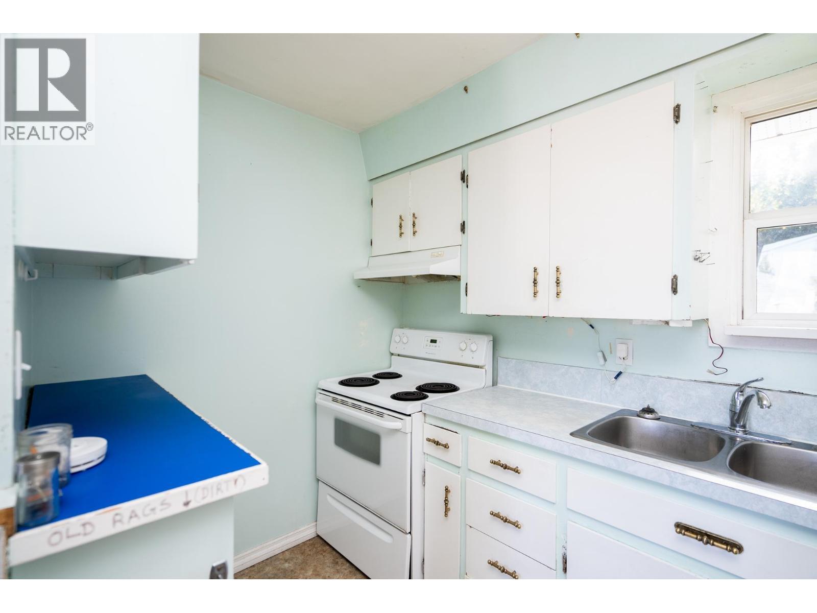 2843 Gogolin Road, Prince George, BC - Indoor Photo Showing Kitchen With Double Sink