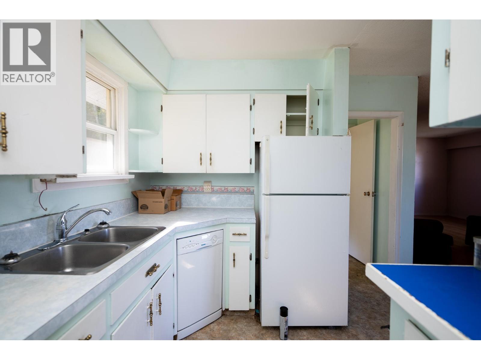 2843 Gogolin Road, Prince George, BC - Indoor Photo Showing Kitchen With Double Sink