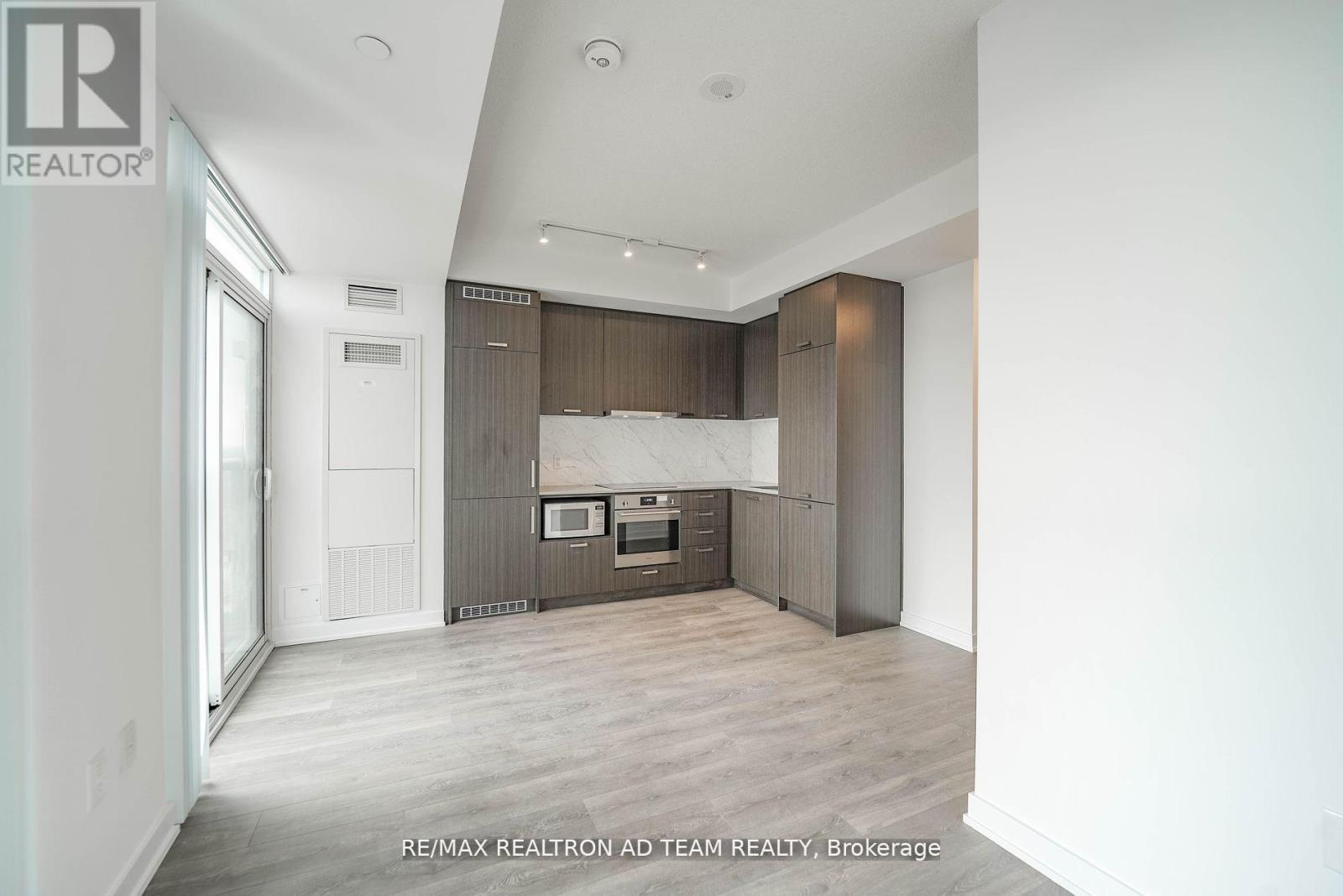 2003 - 38 Honeycrisp Crescent, Vaughan, ON - Indoor