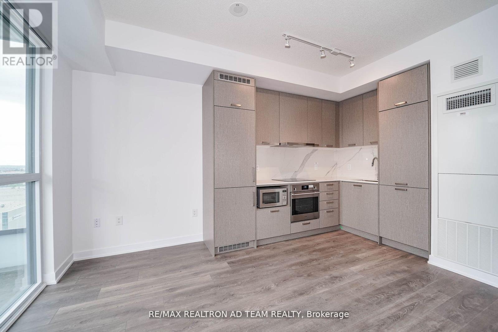 1017 - 38 Honeycrisp Crescent, Vaughan, ON - Indoor Photo Showing Kitchen
