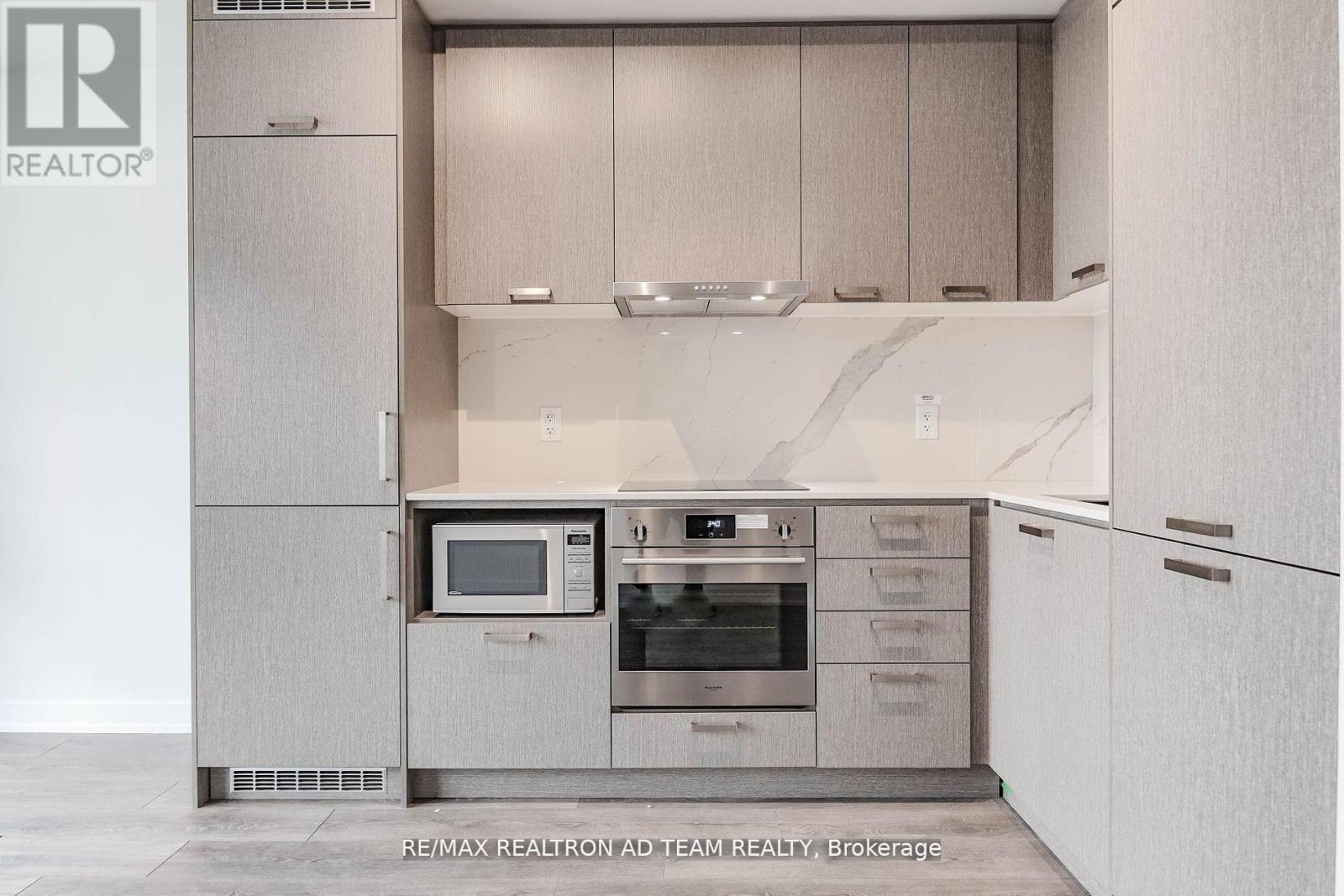 1017 - 38 Honeycrisp Crescent, Vaughan, ON - Photo Showing Kitchen