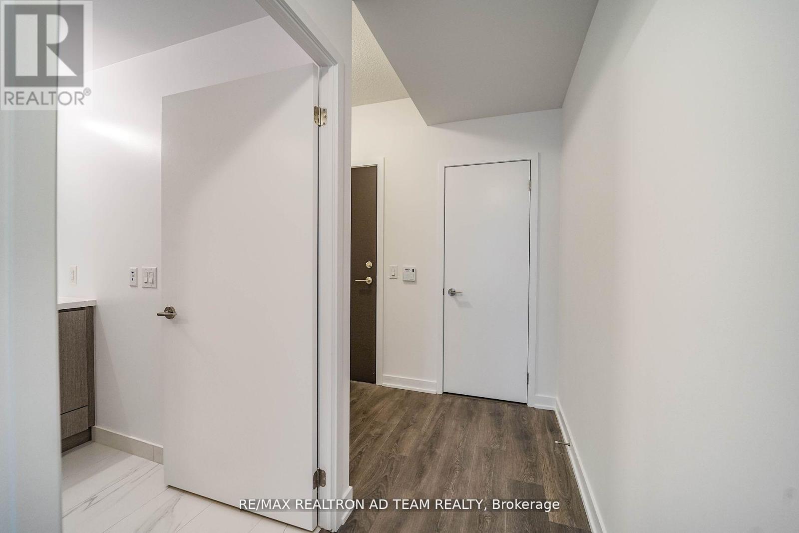 1017 - 38 Honeycrisp Crescent, Vaughan, ON - Indoor Photo Showing Other Room
