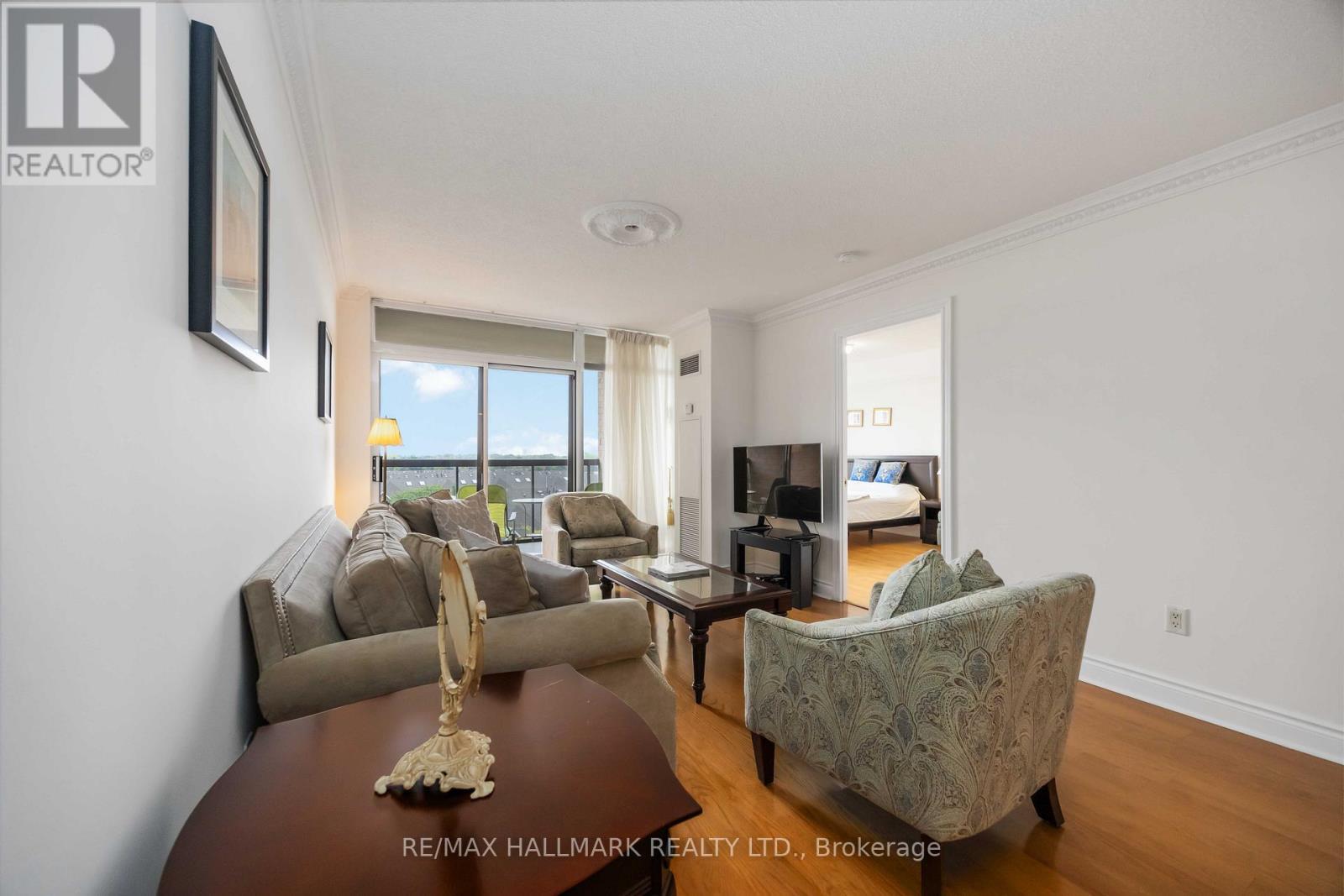 705 - 880 Grandview Way, Toronto, ON - Indoor Photo Showing Living Room