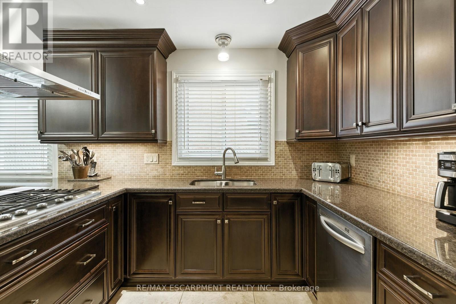 561 Harmony Avenue, Burlington, ON - Indoor Photo Showing Kitchen With Double Sink With Upgraded Kitchen