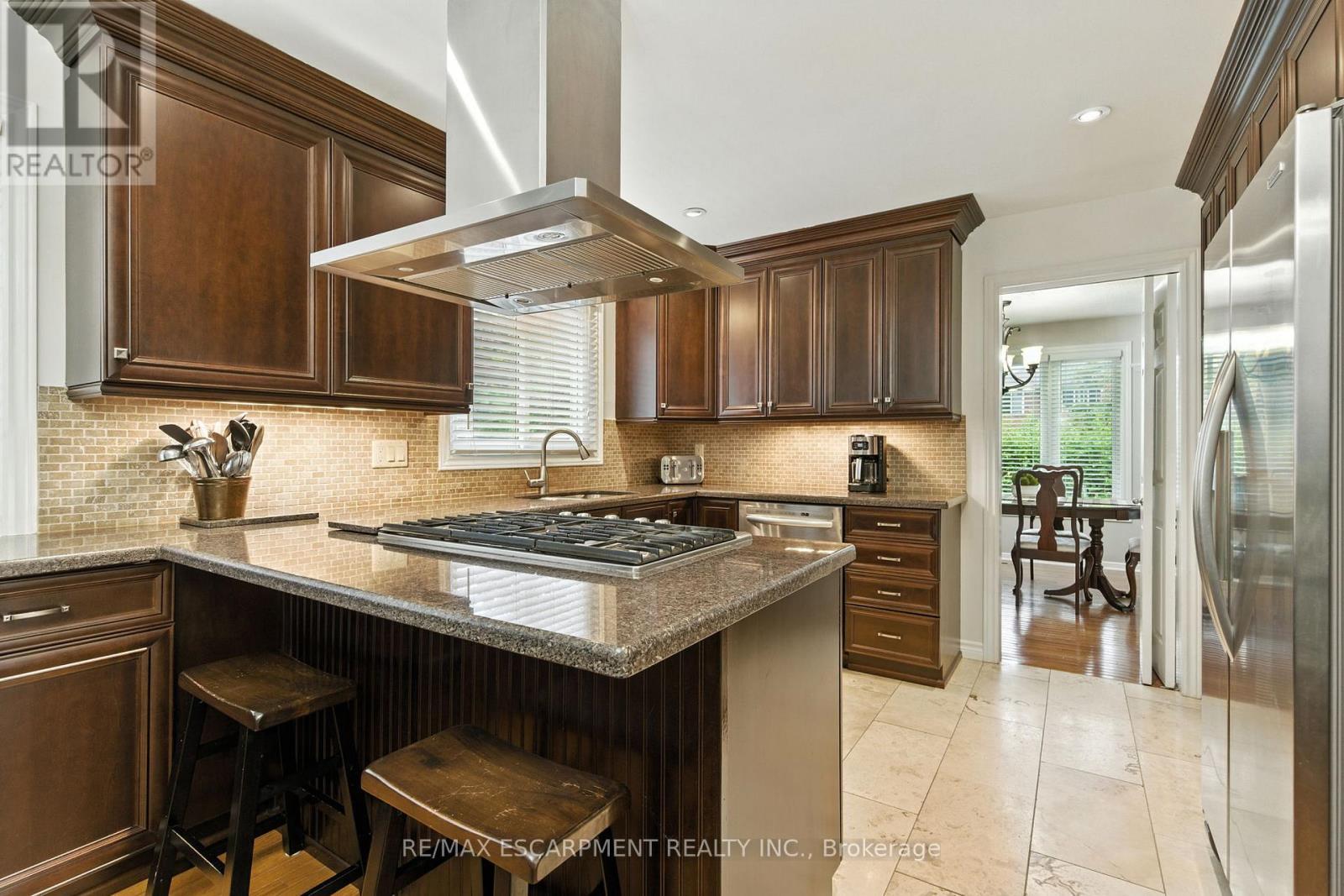 561 Harmony Avenue, Burlington, ON - Indoor Photo Showing Kitchen With Upgraded Kitchen