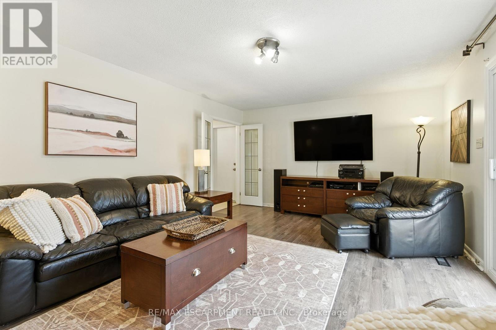 561 Harmony Avenue, Burlington, ON - Indoor Photo Showing Living Room