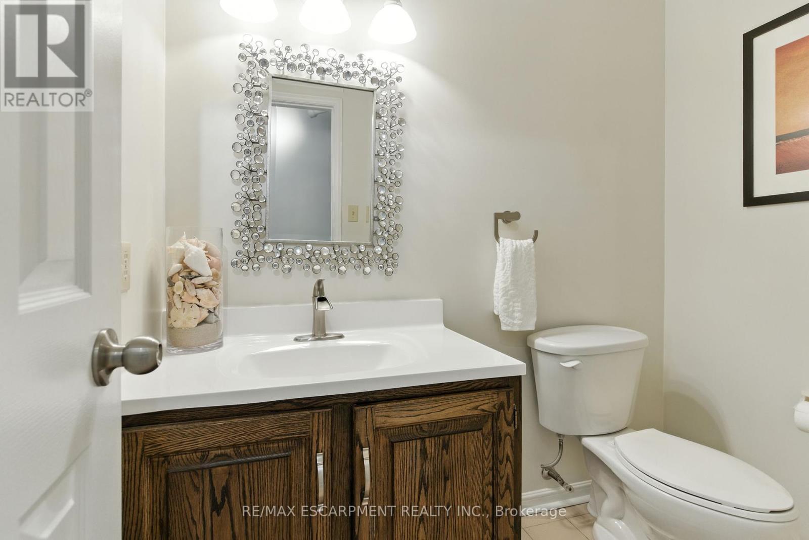 561 Harmony Avenue, Burlington, ON - Indoor Photo Showing Bathroom