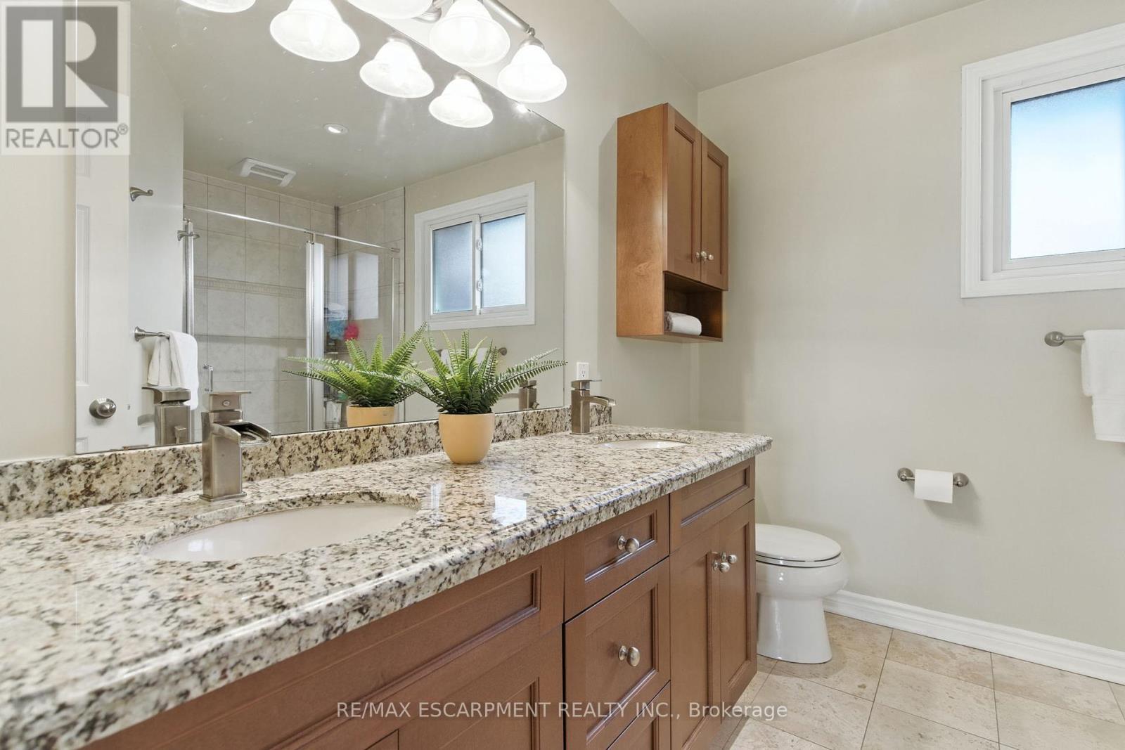 561 Harmony Avenue, Burlington, ON - Indoor Photo Showing Bathroom