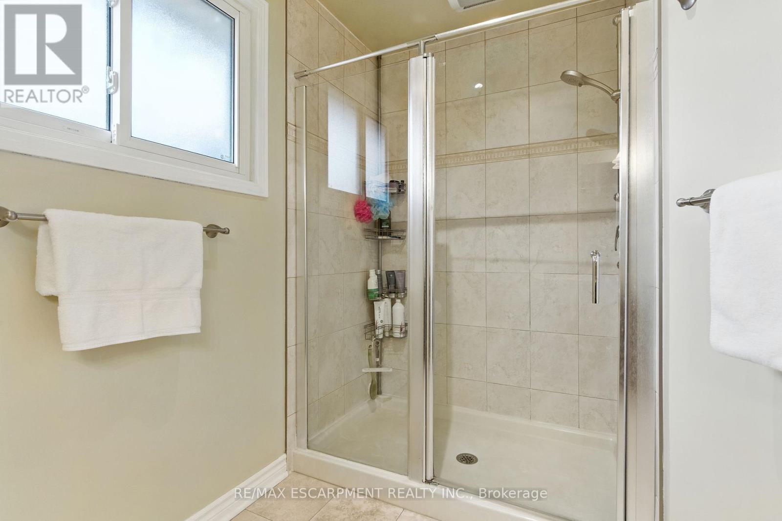 561 Harmony Avenue, Burlington, ON - Indoor Photo Showing Bathroom