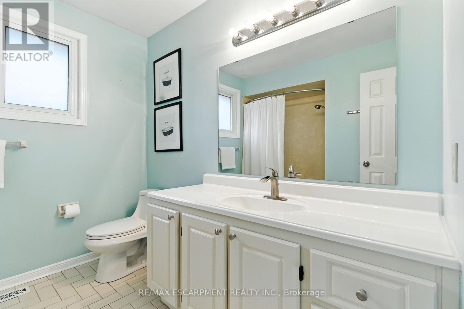 561 Harmony Avenue, Burlington, ON - Indoor Photo Showing Bathroom