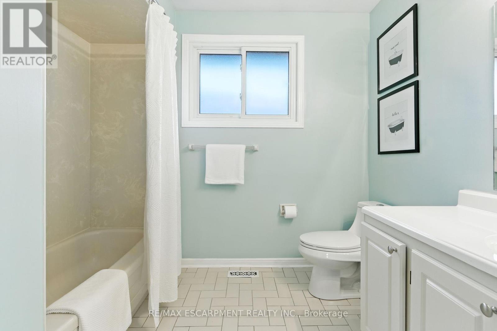 561 Harmony Avenue, Burlington, ON - Indoor Photo Showing Bathroom