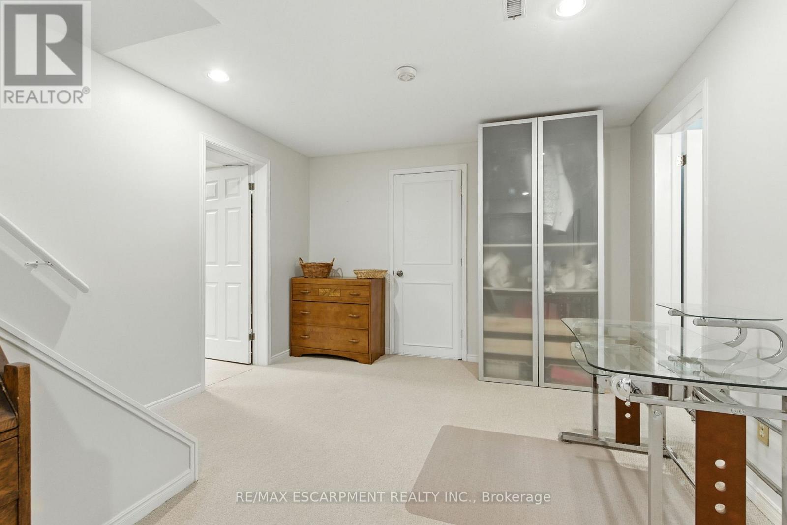 561 Harmony Avenue, Burlington, ON - Indoor Photo Showing Other Room