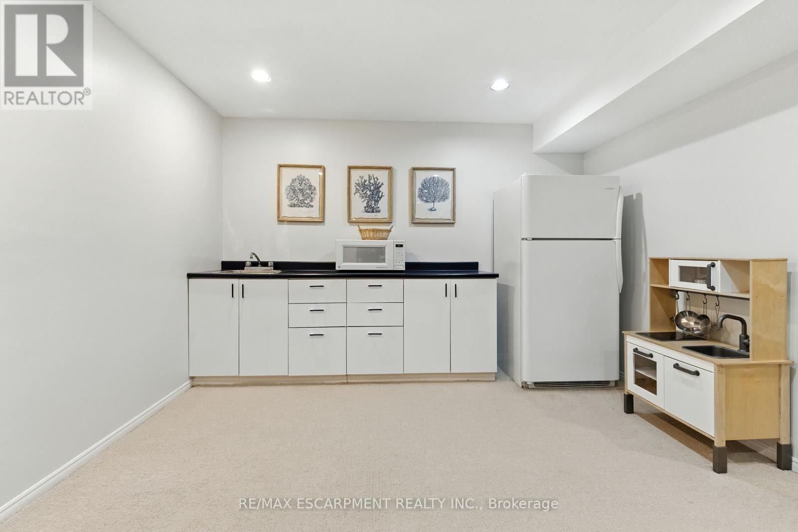 561 Harmony Avenue, Burlington, ON - Indoor Photo Showing Other Room