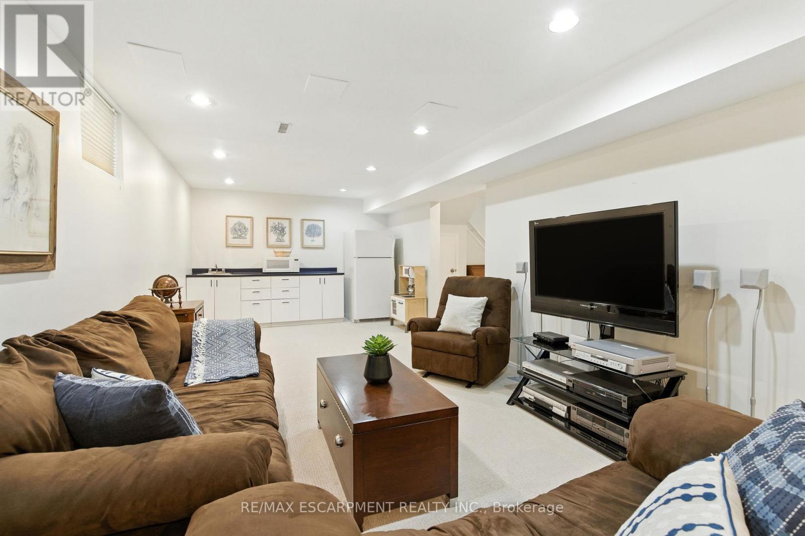 561 Harmony Avenue, Burlington, ON - Indoor Photo Showing Living Room