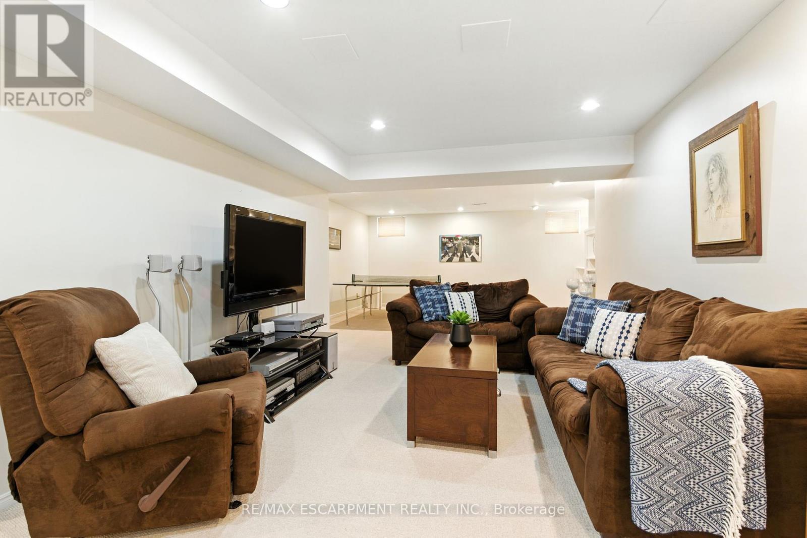 561 Harmony Avenue, Burlington, ON - Indoor Photo Showing Living Room