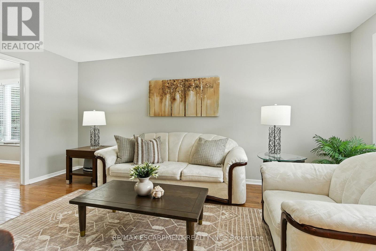 561 Harmony Avenue, Burlington, ON - Indoor Photo Showing Living Room