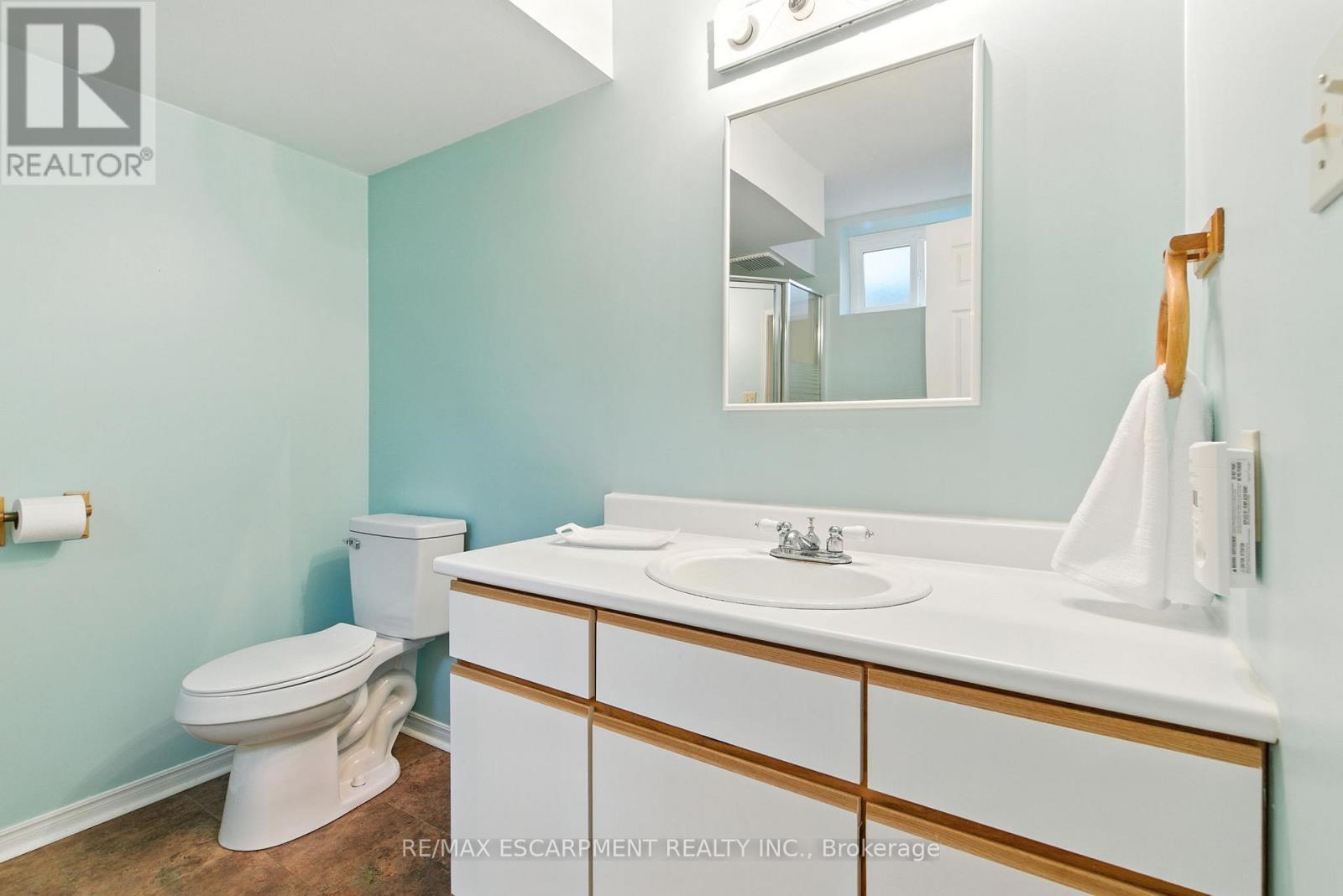 561 Harmony Avenue, Burlington, ON - Indoor Photo Showing Bathroom