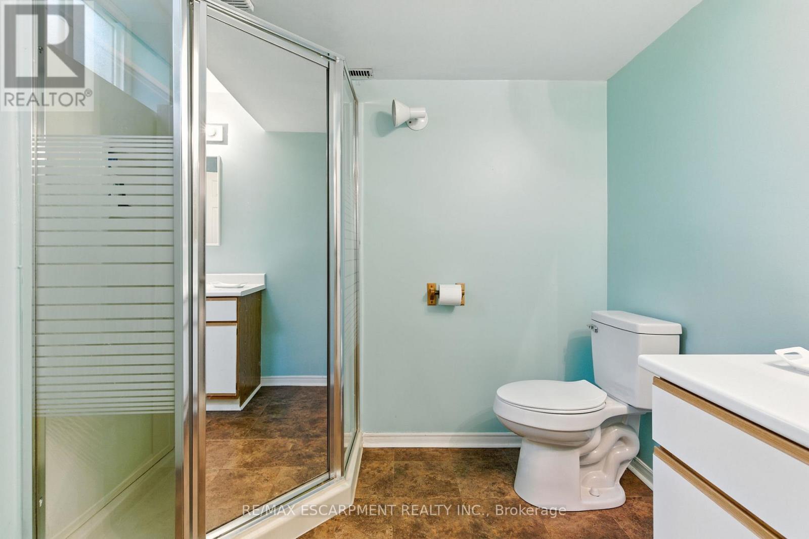 561 Harmony Avenue, Burlington, ON - Indoor Photo Showing Bathroom