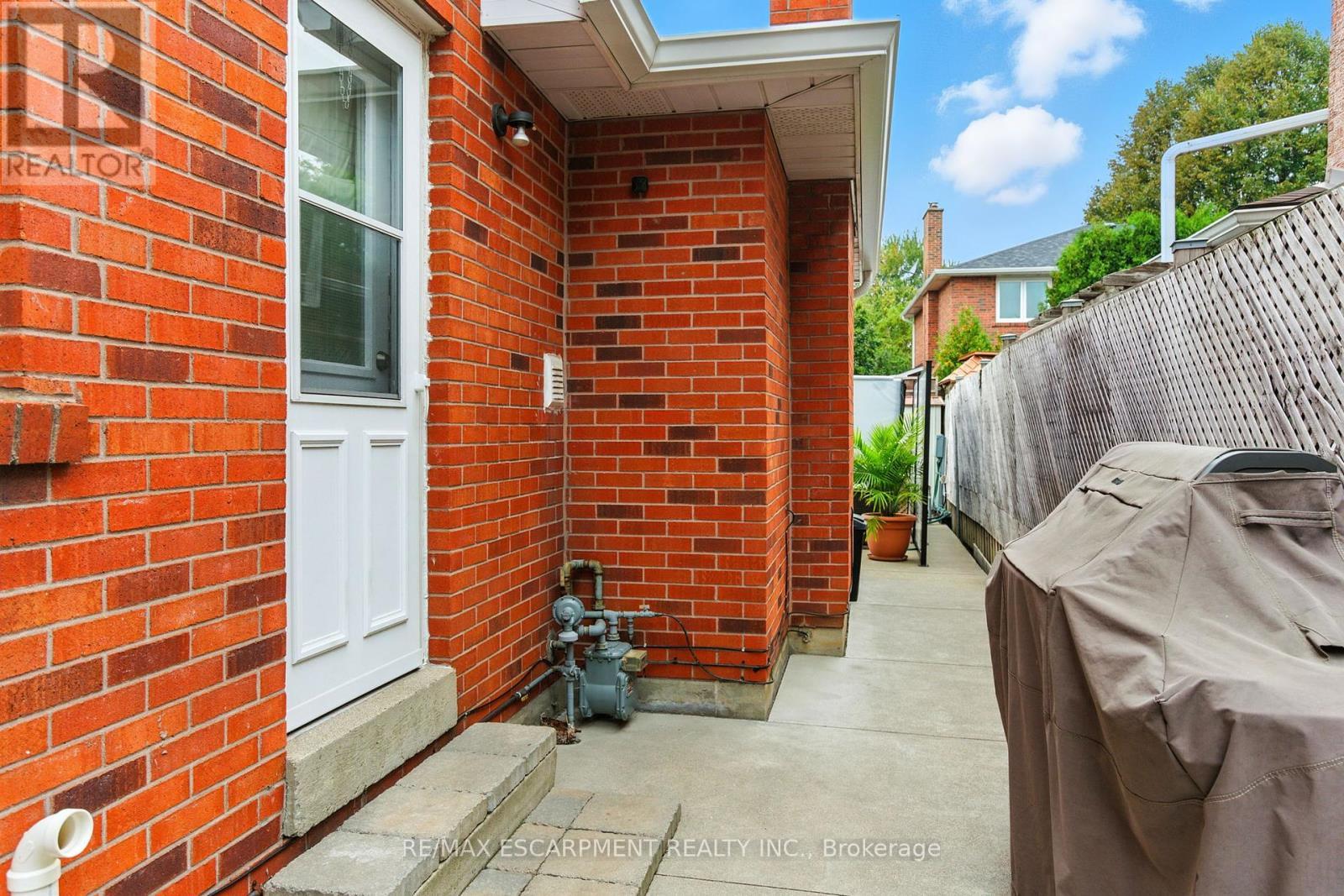 561 Harmony Avenue, Burlington, ON - Outdoor With Exterior