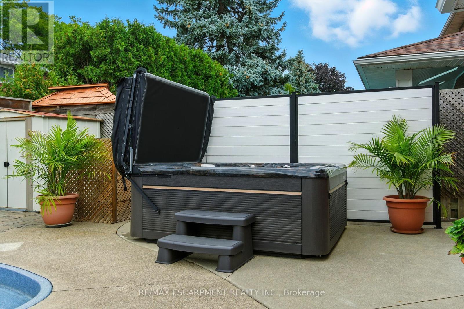 561 Harmony Avenue, Burlington, ON - Outdoor With Exterior