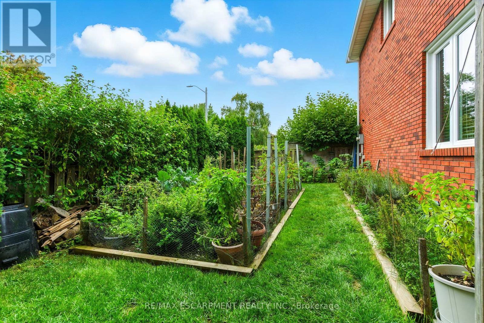 561 Harmony Avenue, Burlington, ON - Outdoor