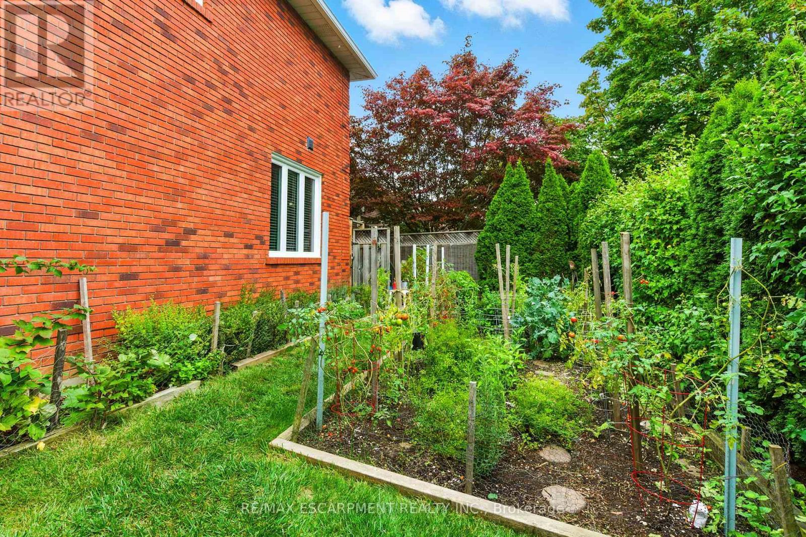 561 Harmony Avenue, Burlington, ON - Outdoor